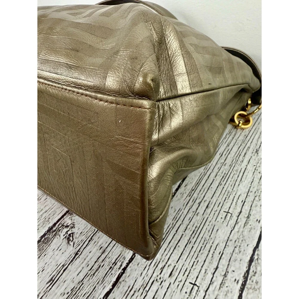 Vintage High Fashion Canada Gold Leather Shoulder Bag w/ Gold Chain Strap – Chic